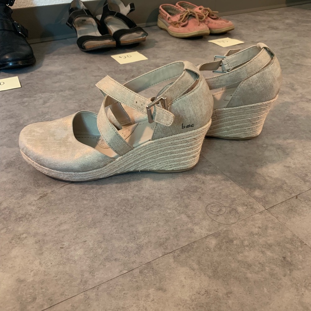 BØC iridescent beige wedges
